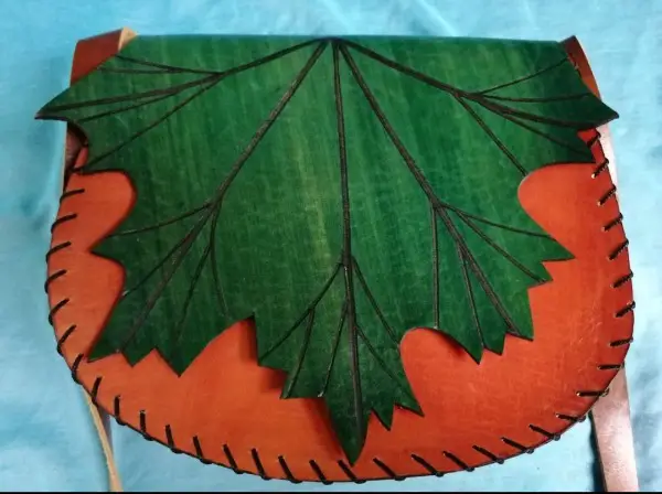 Leder - Umhängetasche, vorne in schöner Blattform