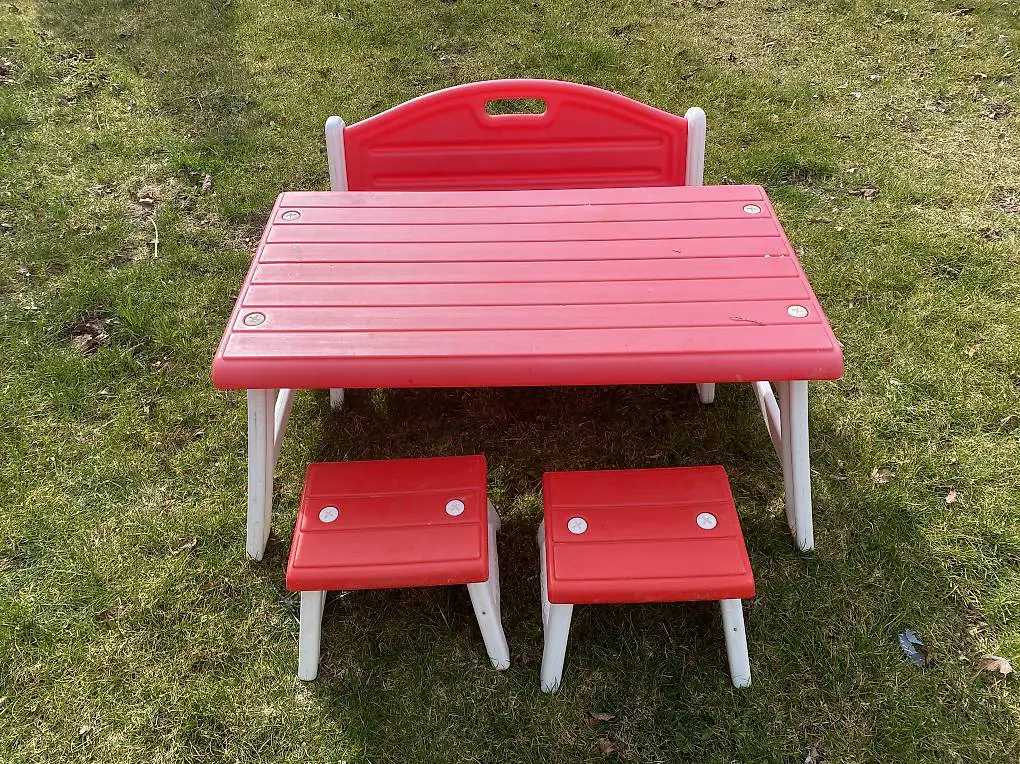 Table, banc et chaises pour enfants