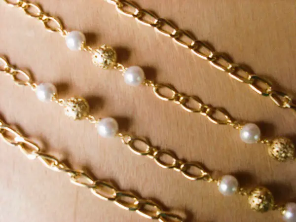 Collier sautoir en maillons dorés et perles