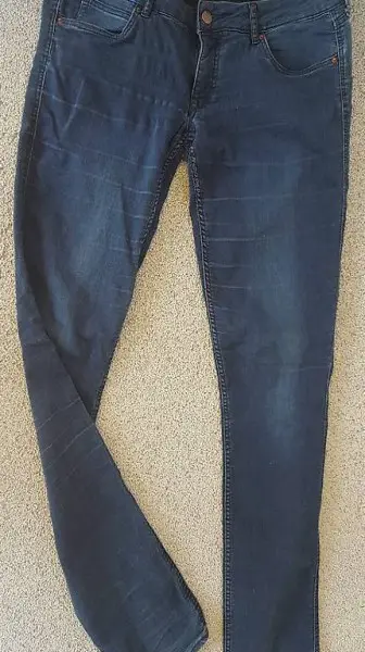 Jeans mit Riss am rechten Po, Gr. 42