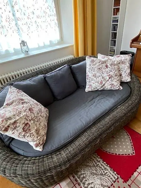 Couch und Sessel aus Ratan abzugeben