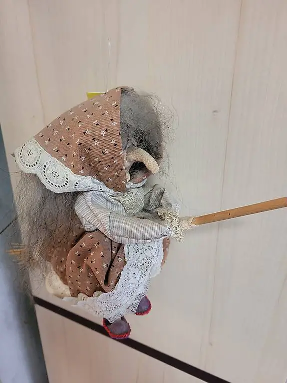 Hexe auf Besen handgemacht