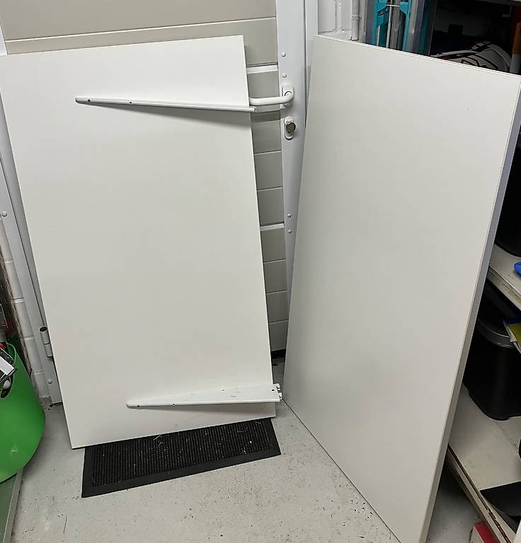 Wandregal aus Holz mit Aufhängeschiene