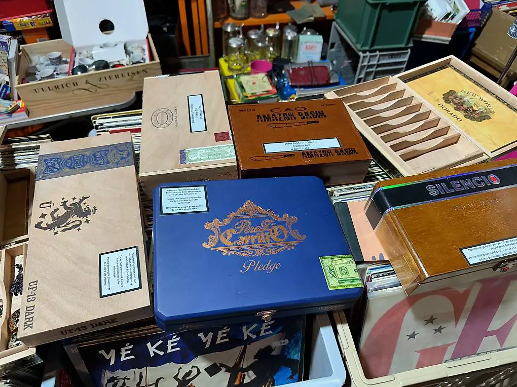 Viele leere Zigarrenkisten Holzkistlein