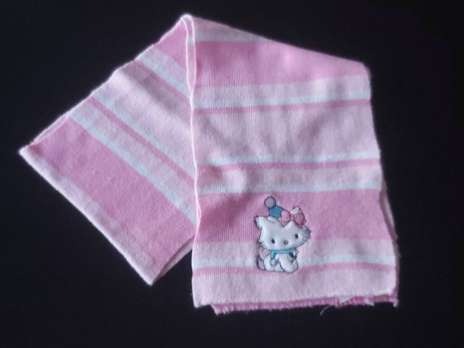 Echarpe rose et blanche avec petit chat