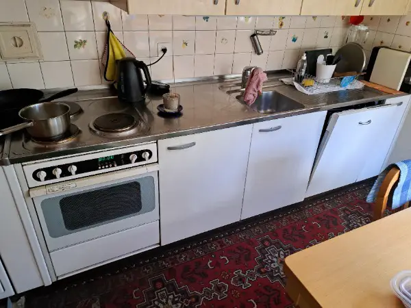 Küche mit Kochherd, Geschirrspüler