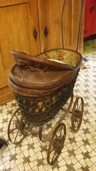 antiker Puppenwagen