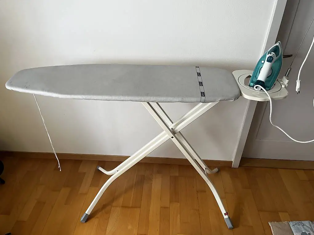 Bügelbrett mit Dampfbügeleisen
