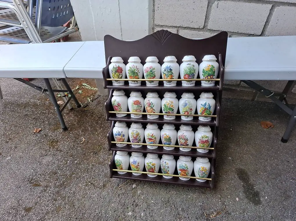 Gewürzregal mit 24 Stk Porzellan Gewürz Dosen Regal