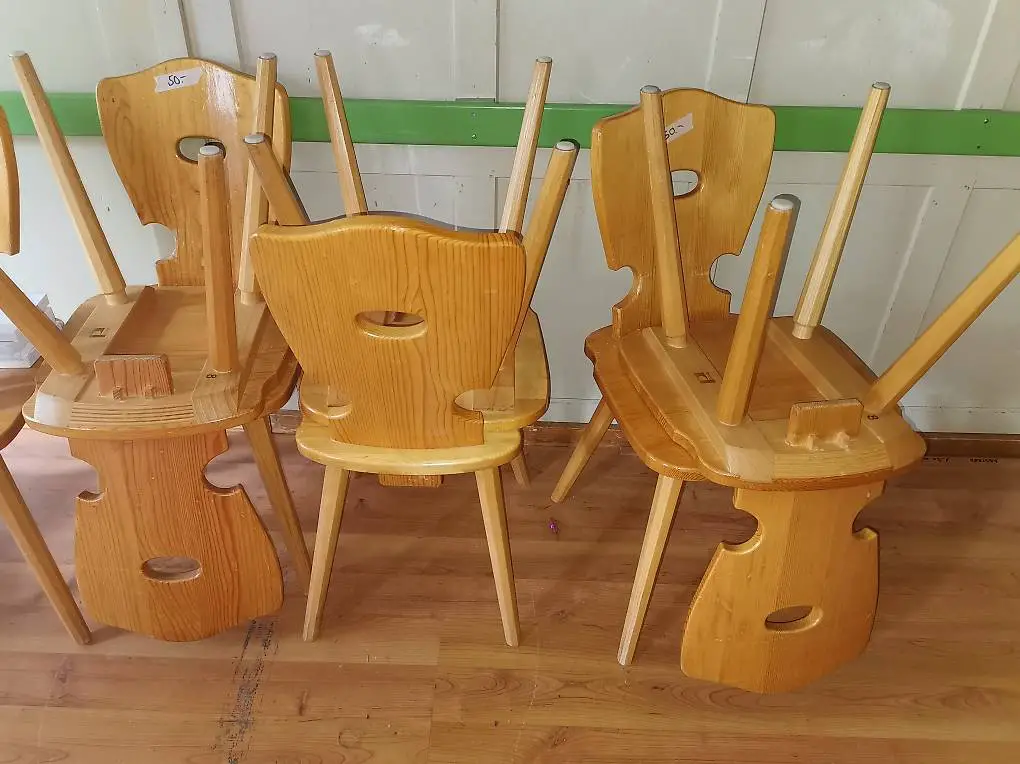 6 Stabellen / 6 Holzstühle
