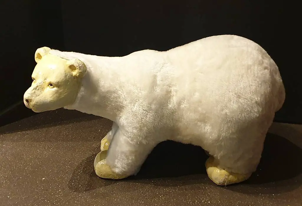 Antiker Eisbär aus Londoner Museum