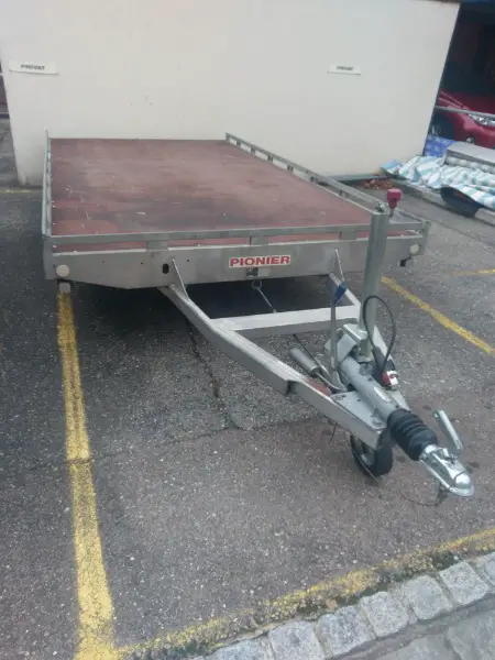 Autoanhänger mit Auffahrtschiene