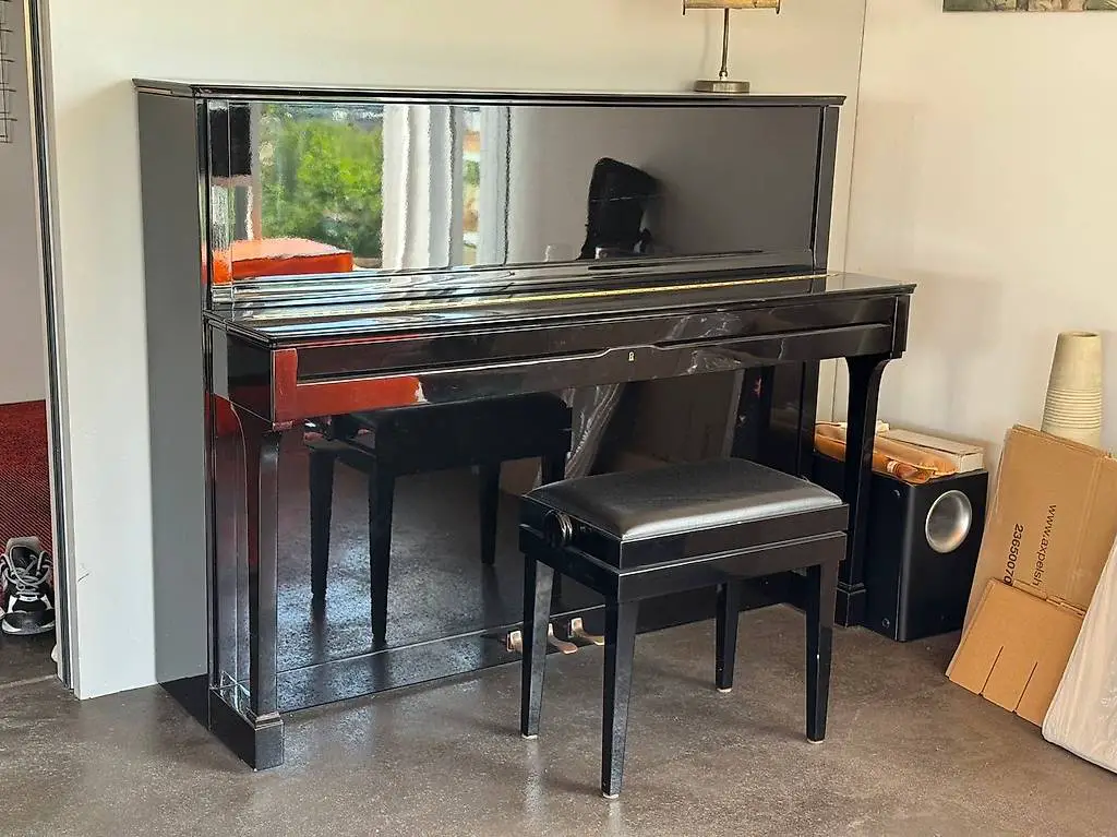 Schimmel Klavier schwarz Hochglanz inkl. Stuhl