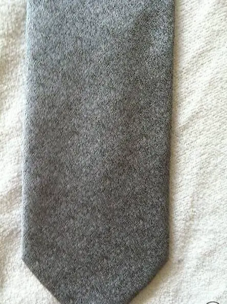 Superbe cravate gris argent