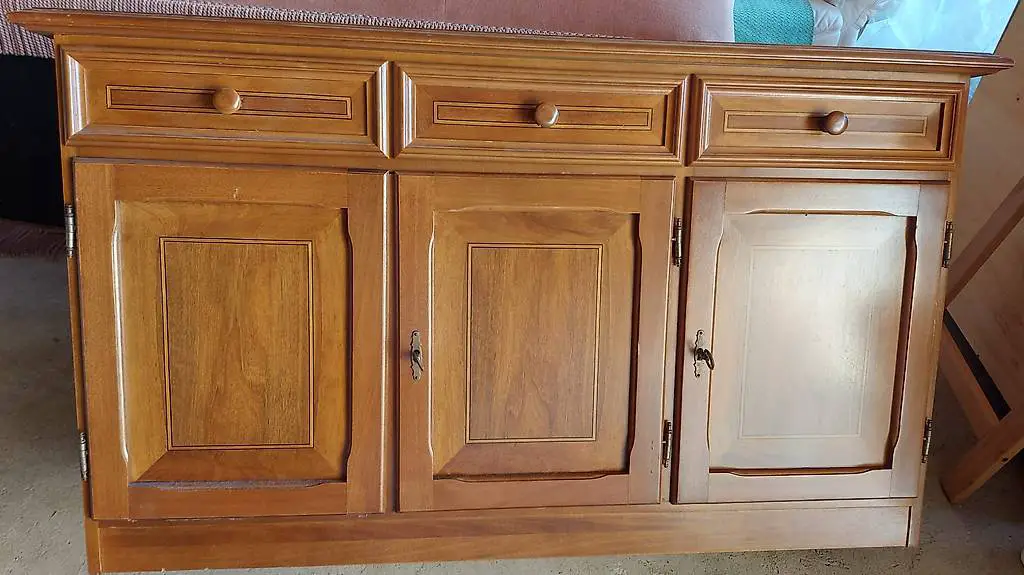 Massives Nussbaummöbel