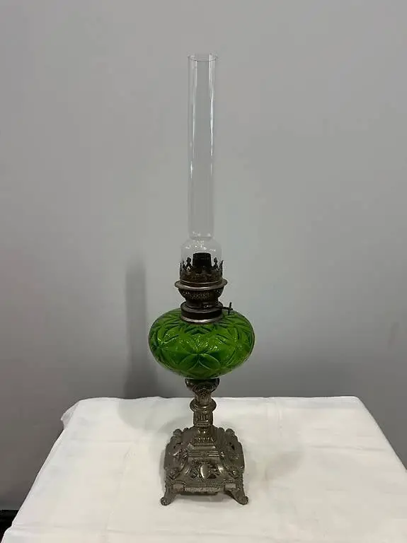 Antike Petroleumlampe mit grünem Glas und verziertem Fuss