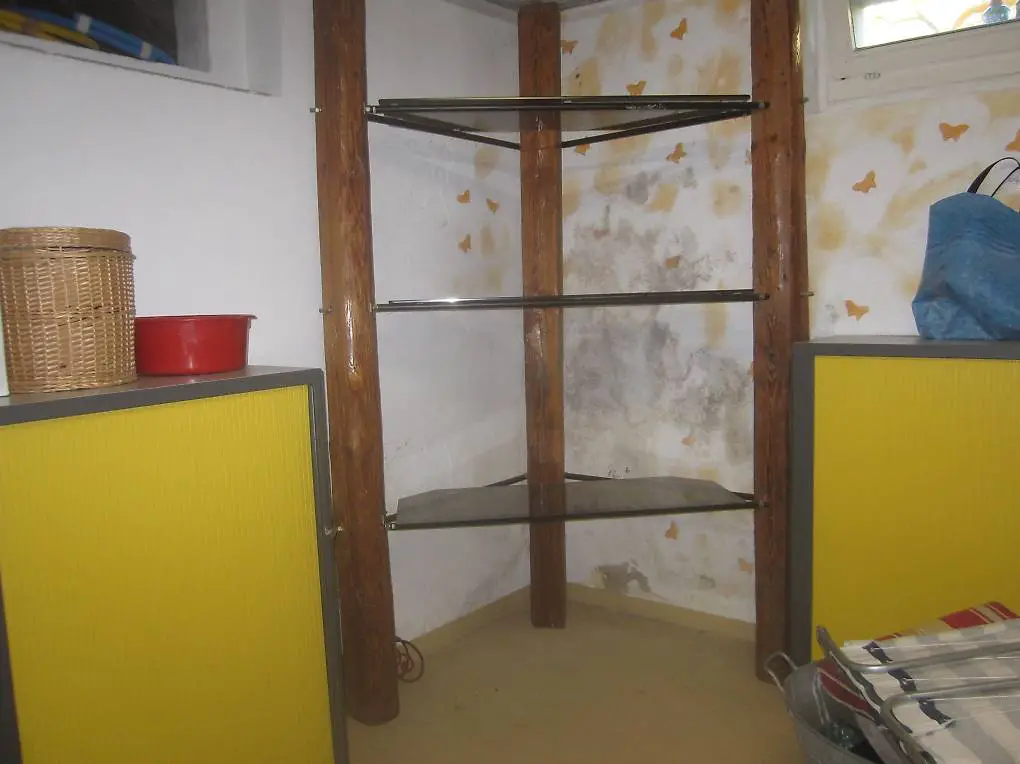 Holzgestell dreiekig mit Glastablare