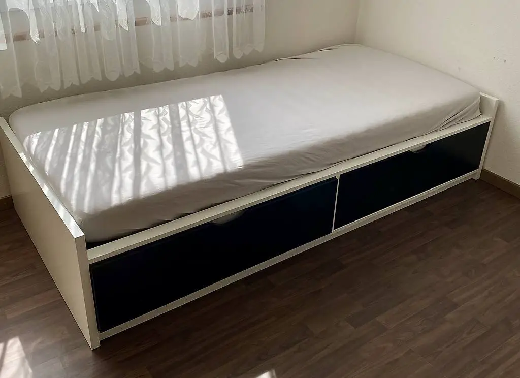Einzelbett mit 2 Schubladen