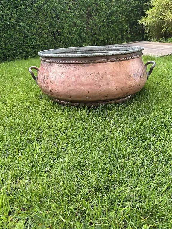 Alter Kupferkessel mit Ornamenten