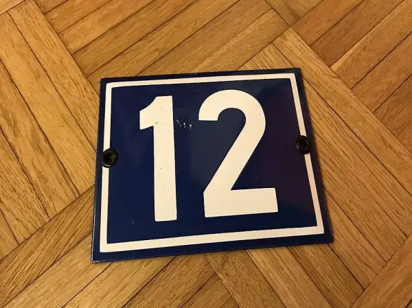 Schild Nr. "12"