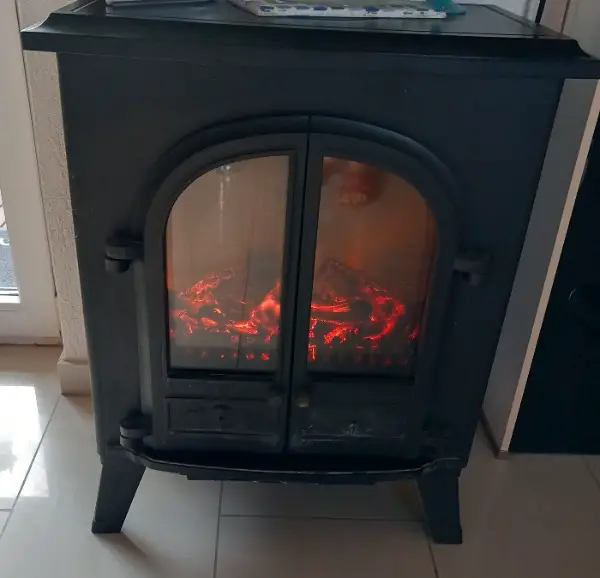 Schöner Elektrokamin mit Heizfunktion Heizlüfter Flammen