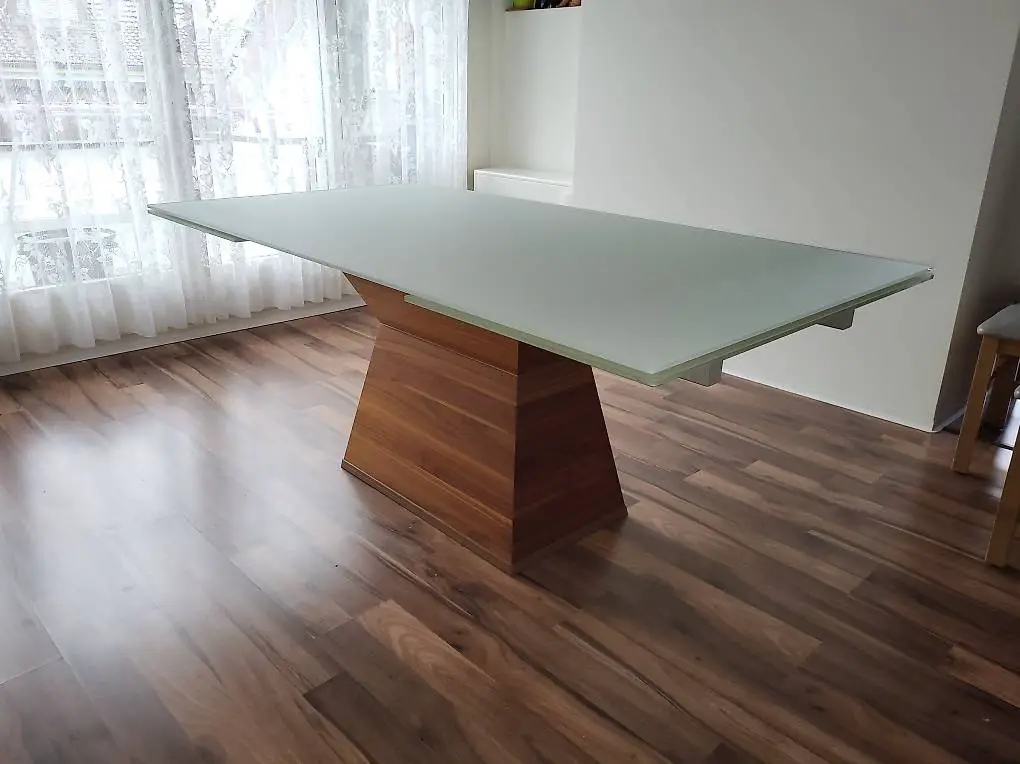 Glastisch mit Holzsockel komplett