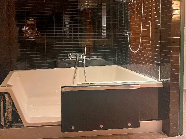 Repabad Badewanne mit automatischer Türe