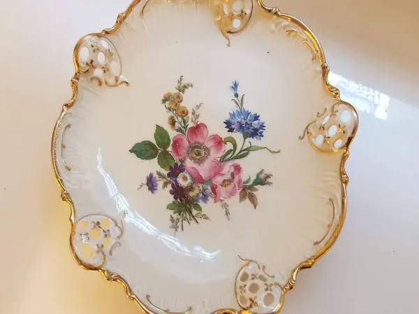 Antiker Teller, handbemalt mit Goldrand, 19cm