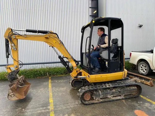 CATERPILLAR, Bau - Geräte / Maschinen