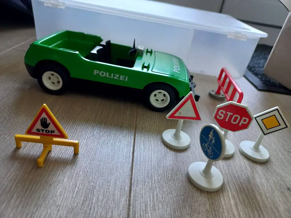Playmobil Polizeiauto mit Strassenschildern