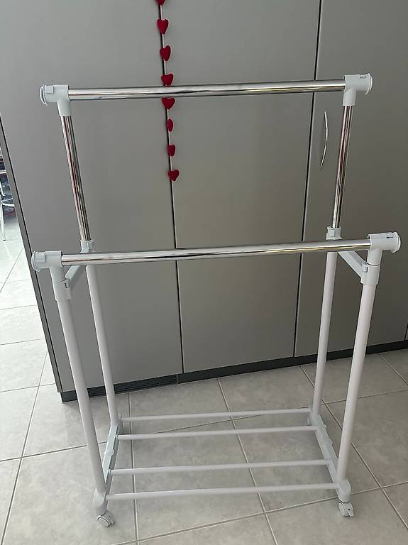 Kleiderständer weiss auf Rollen - neu