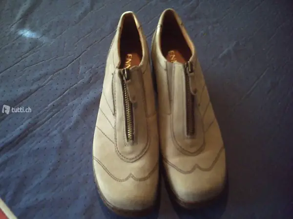 2 Paar Damenschuhe in Grösse 40