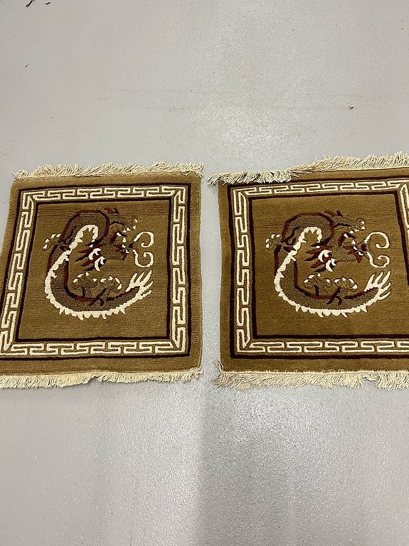 2 Wandteppiche mit Drachenmotiv