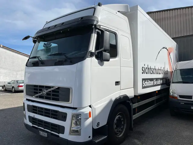 VOLVO, FH 440, Kunststoffkoffer isoliert