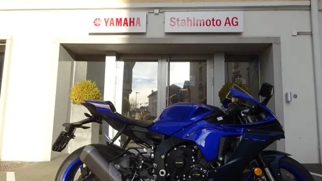 YAMAHA R1