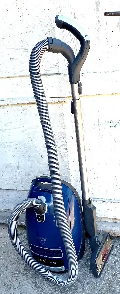 Miele Schwarz C3 Staubsauger mit Cats & Dog Bürste