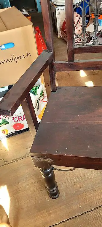 Holzstuhl mit Schmiedeisen Deko