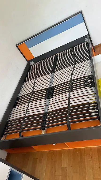 Kinderbett 200x140 mit Lattenrost, und Kleiderschrank.