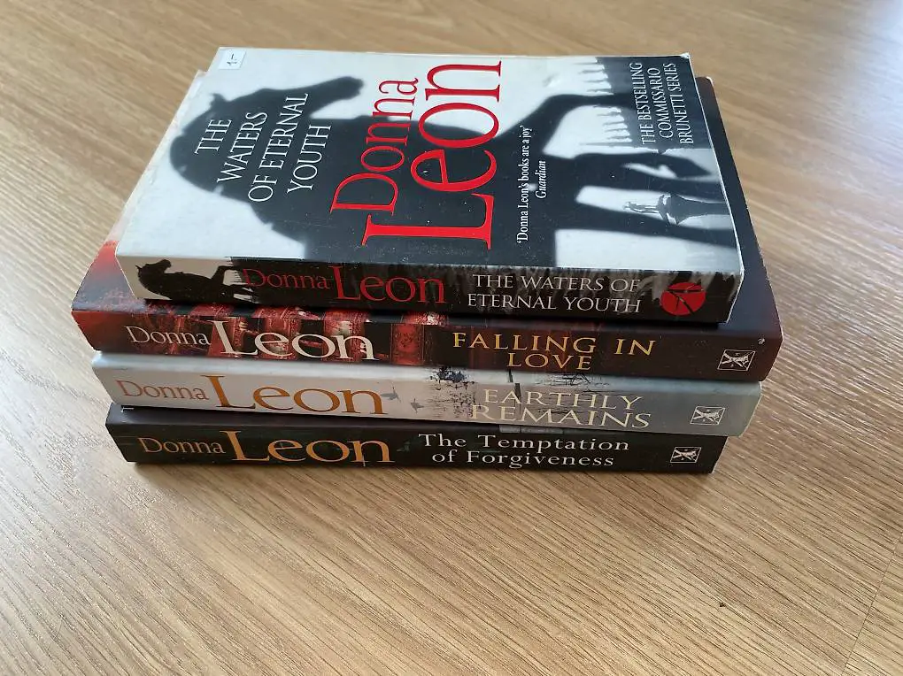 Sammlung von 4 Donna Leon Commissario Brunetti Krimis