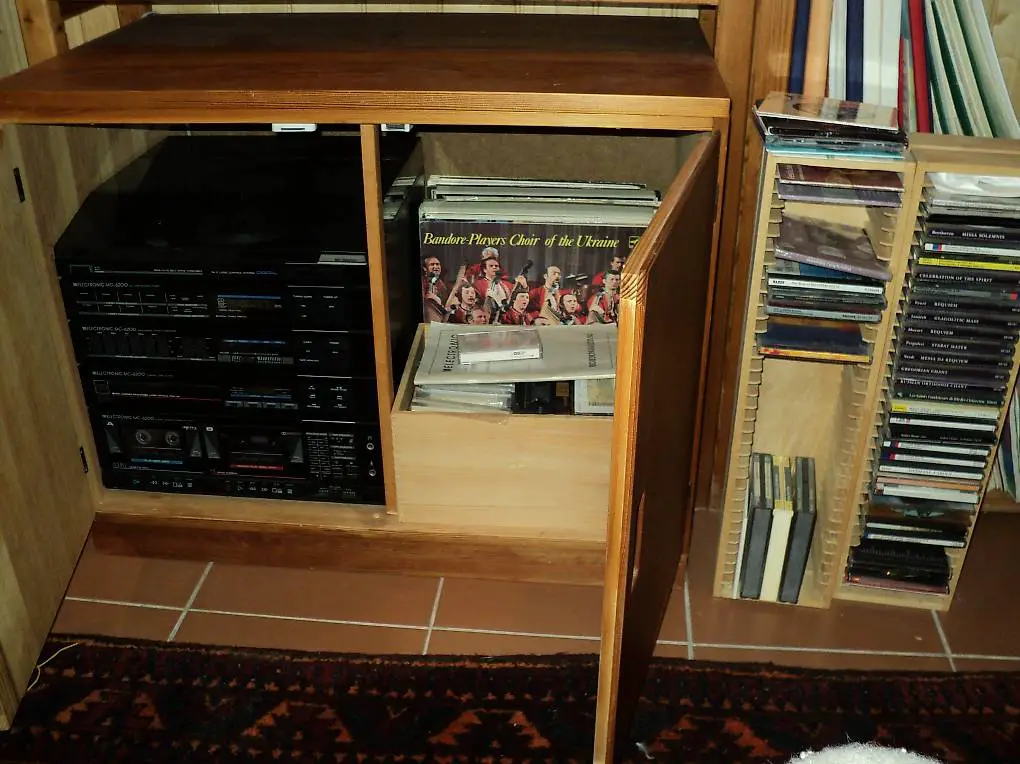 Stereoanlage samt Platten, Kassetten, CDs und Schränkchen