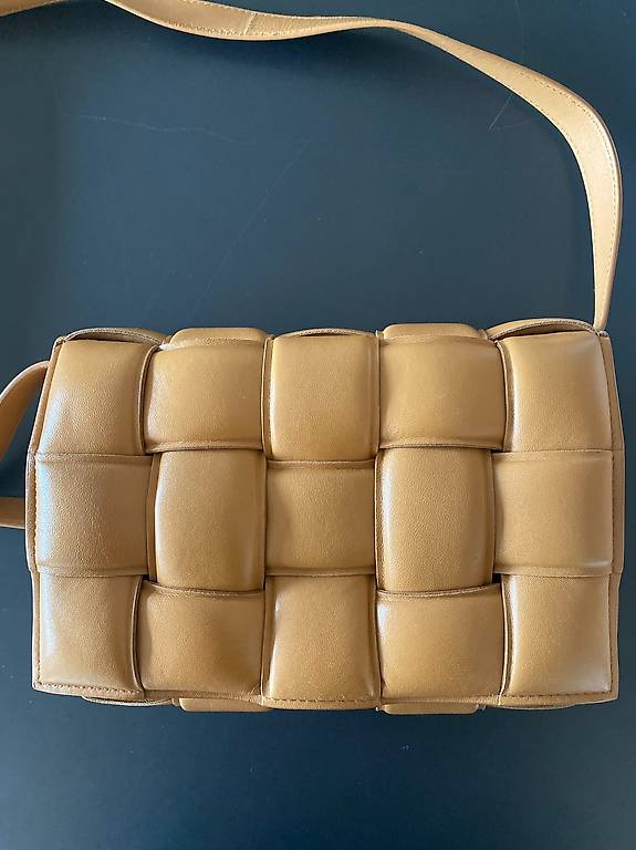 Bottega Veneta Padded Cassette Tasche, Caramel