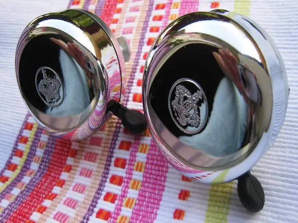 eine von zwei verchromte Fahrradklingel, unbenutzt.