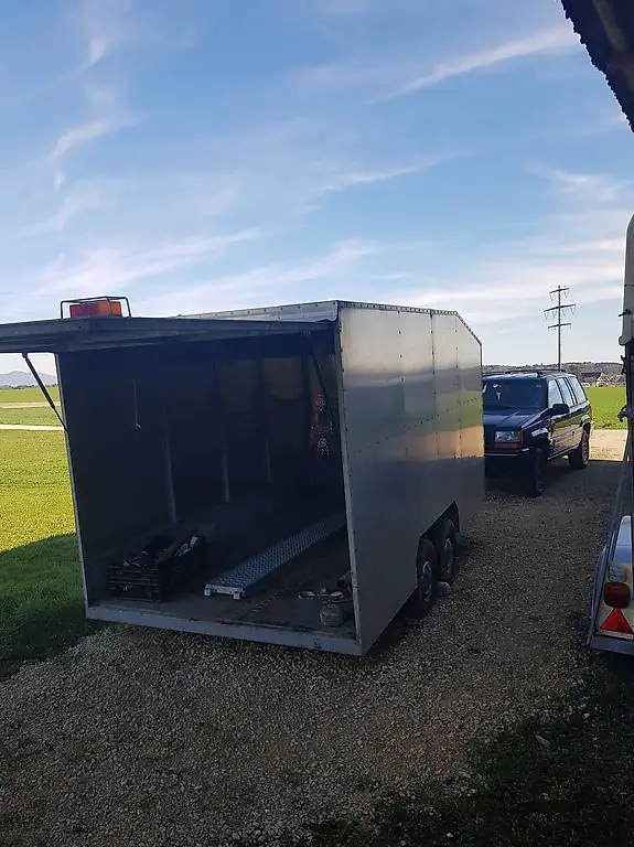 Kleintransporte mit Anhänger anzubieten
