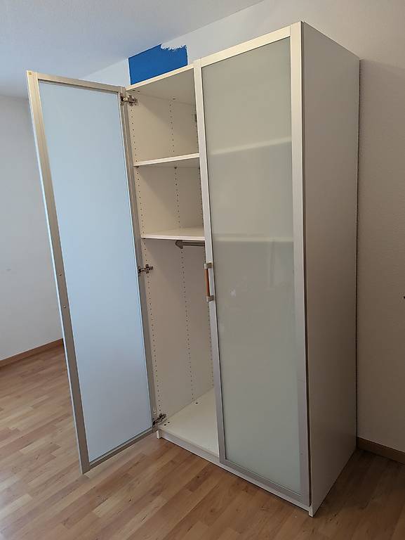 Schrank mit Glastüren