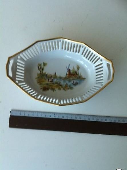 Superbe plat en porcelaine peint à la main