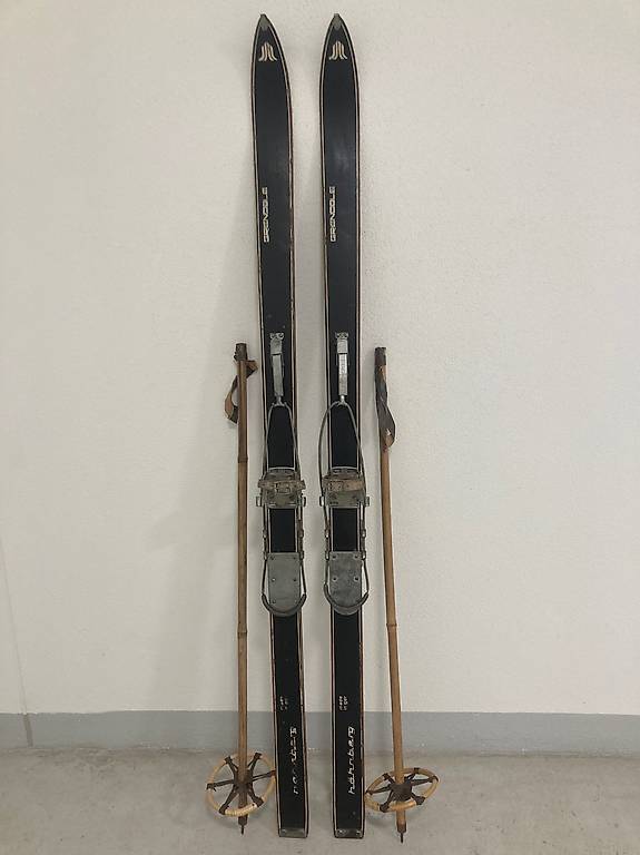 Ski, alte Holzski mit Stöcken (Nr. 33/2)