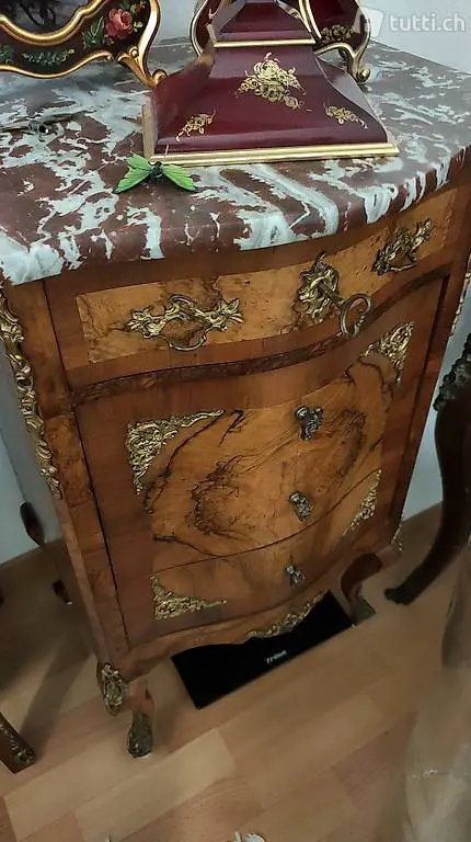 Kommode mit Beschlägen