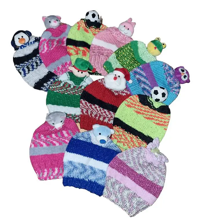 diverse handgestrickte Top This Kindermützen mit Figuren