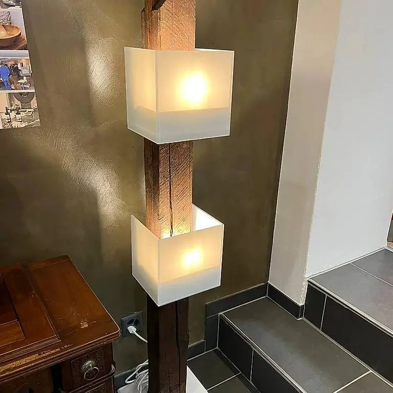 Unikat Stehlampe mit Altholz und LED