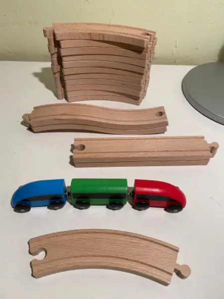 Holz-Eisenbahnschienen mit Zügli